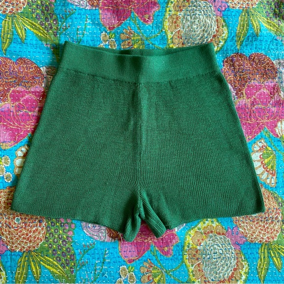 NWOT FREE PEOPLE BEACH MALIBU SURF
KNITTED SHORTS in green XS - Picture 7 of 12